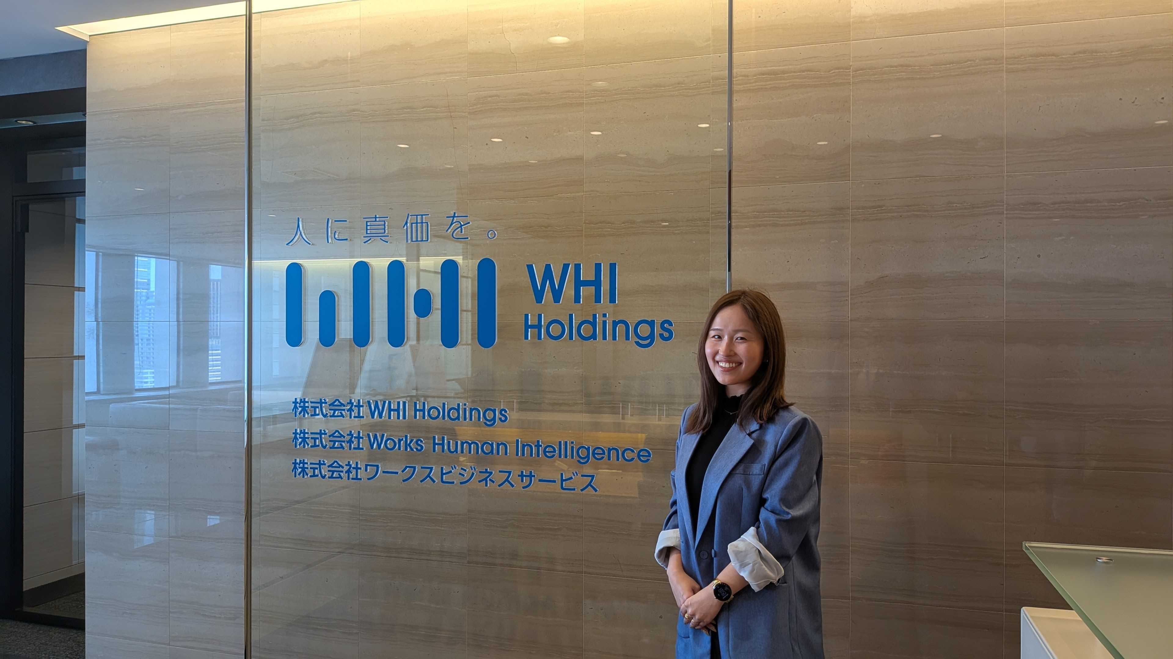 【WHI①】会社ロゴ前_ピン